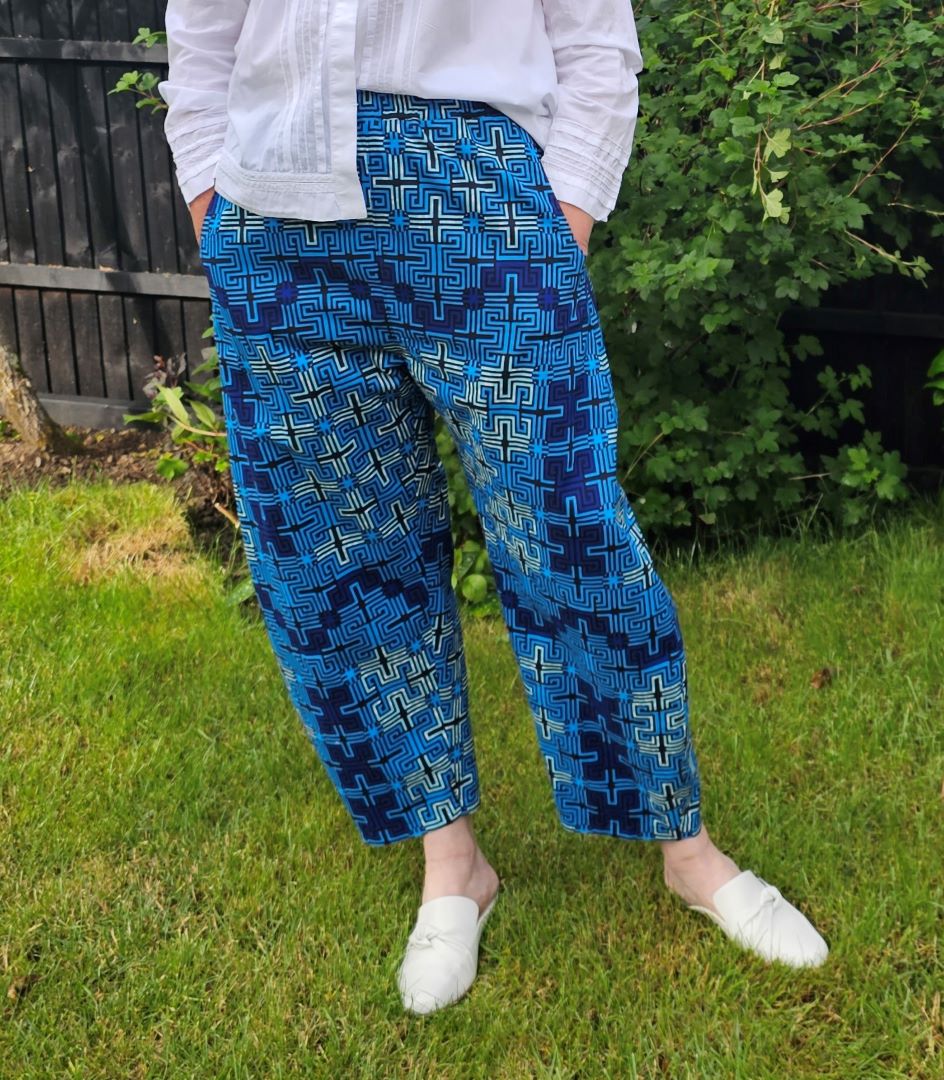 Elke @sewthreadbear wearing her Bob pants by Style Arc in African Print Fabric by Dovetailed London.